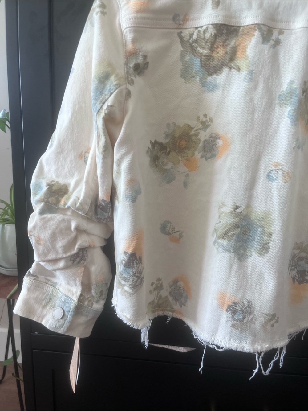 Off-White Cropped Jean Jacket with Floral Detail, Raw Hem & Scrunched Arms - Picture 5 of 8